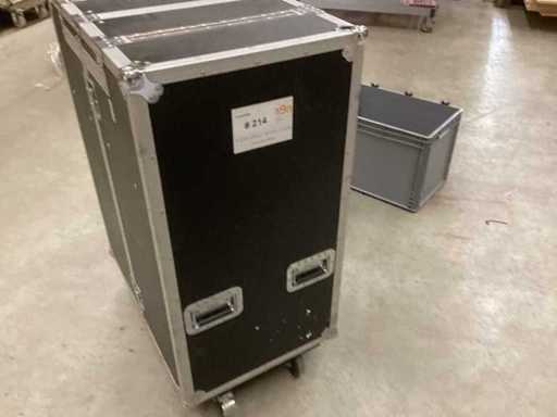 Targi montażowe wózka narzędziowego częściowo z zawartością, rolowane