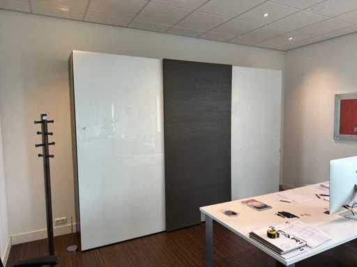 Szafka ścienna przesuwana