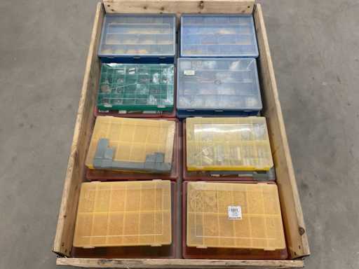 Lotto di varie custodie con contenuti, 16 pezzi