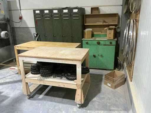 Diverse werktafels (2x)+ werkbank (1x)
