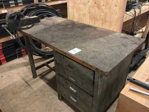 Workbench with vice