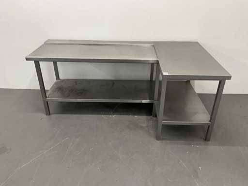 Basket removal table