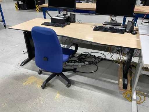 Schreibtisch mit Bürostuhl