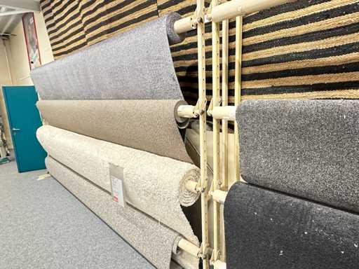 Charge von Bodenbelägen auf einer Rolle