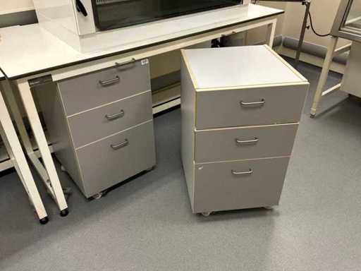 Benchtop cabinets (2x)