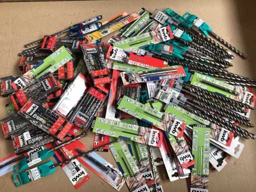 Mische verschiedene Bohrer und Drillsets auf dem Grundstück (94x)