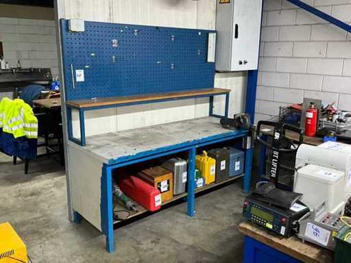 Werkbank met bankschroef