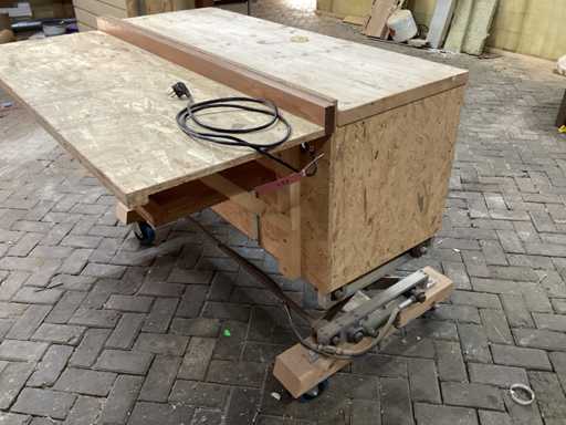 Hydraulic worktable with internal power strip