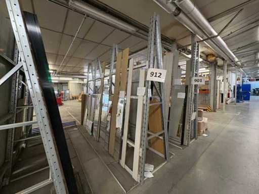 Verticale plank, met inhoud