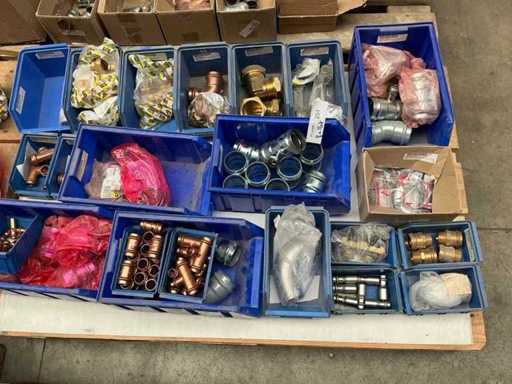 Lotto di raccordi a pressa e materiali per l'installazione