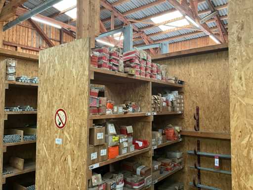 Diverse schroeven en spijkers