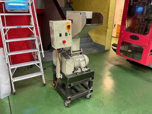 Tria 14-16/AT Granulator