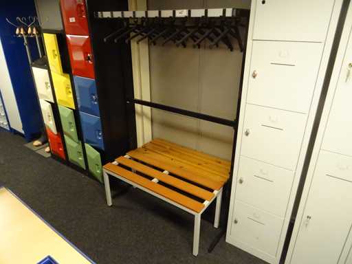 Garderobe mit 2 Bänken