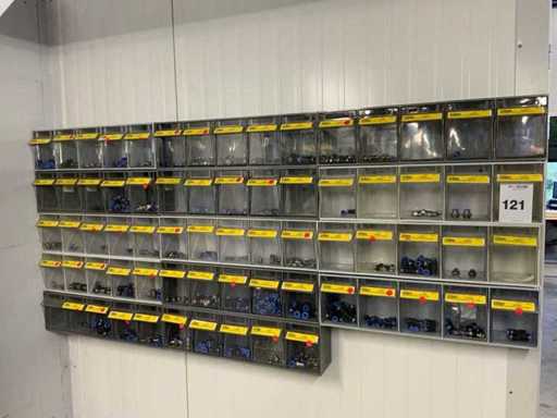 Verschiedene Installationsmaterialien in Greiflagerbehältern