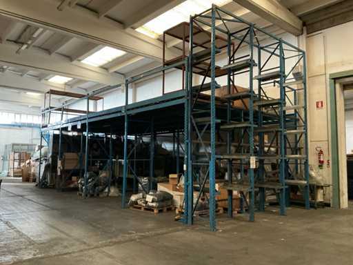 Mezzanine avec étagères