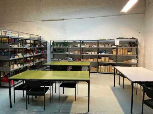 Półki SSI Schaefer 9-częściowe z materiałami montażowymi dla robotów i inżynierii mechanicznej