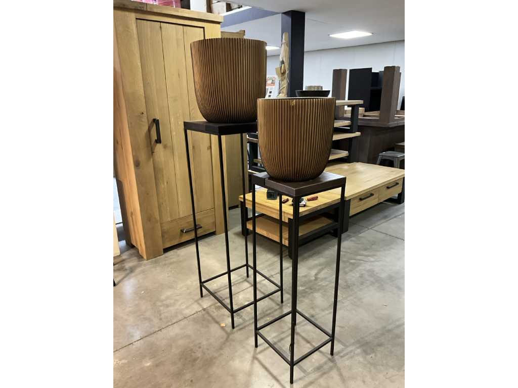 2 uprights with design flower pot
