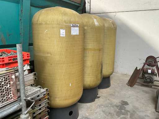 Réservoir vertical en plastique Wellmate, utilisé comme réservoir d’eau pour le stockage de l’eau de pluie. (3x)