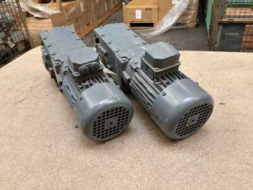Lenze MDEMAXX071-42C0C Geared Motor (2x)