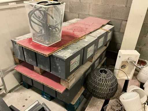 32x sprinter accu’s + batterijkast horend bij UPS-systeem