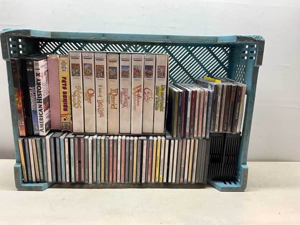 Stapel von CDs und Videokassetten