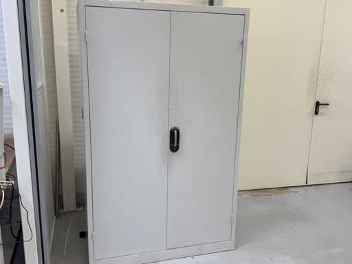   Armoire d’atelier avec contenu