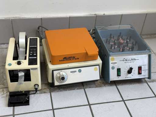   Un lote de equipo de laboratorio