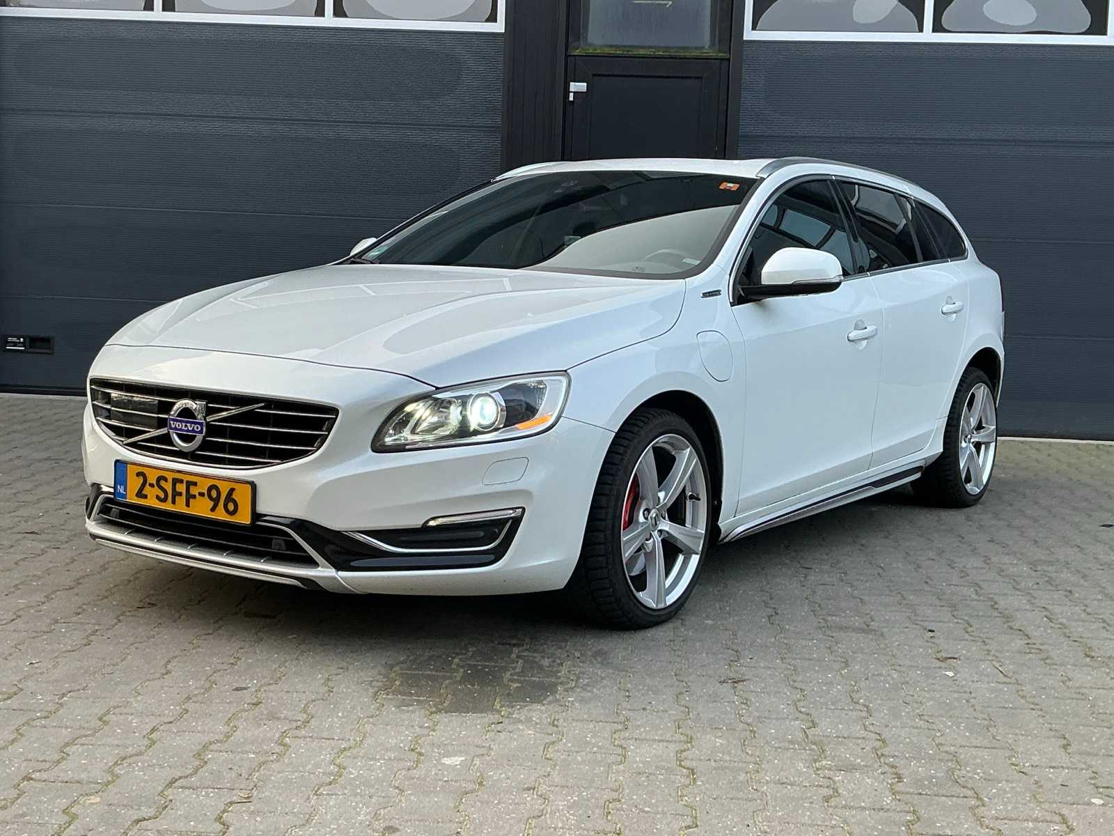 Volvo V60 2.4D6 AWD z napędem hybrydowym typu plug-in, wersja Summum, rok 2013
