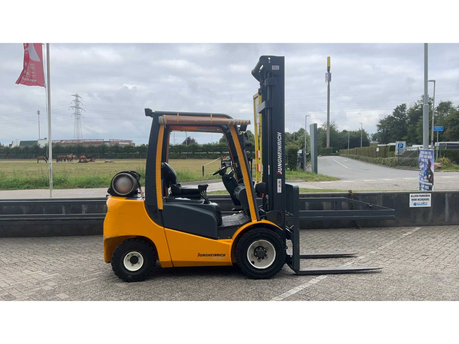 Wózek widłowy Jungheinrich TFG 430 z 2005 r.