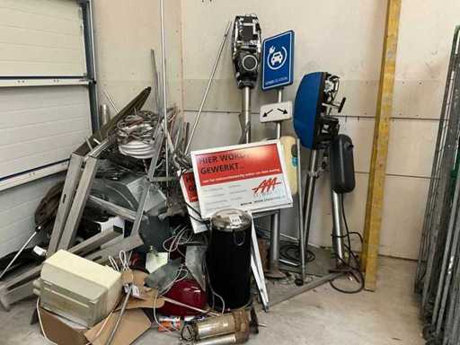 Różne stacje ładowania i resztki