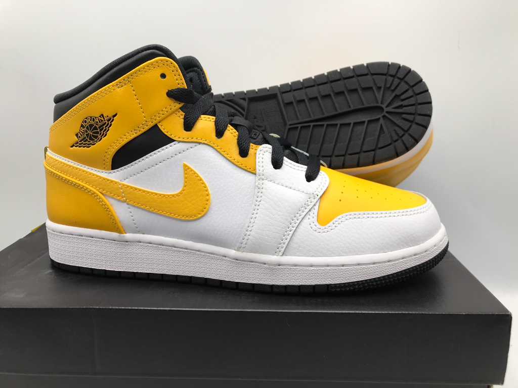 Nike Air Jordan 1 Sneaker in Weiß/University Gold-Schwarz 39