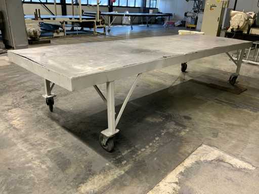 Mobiler Gummi-Ausgabetisch