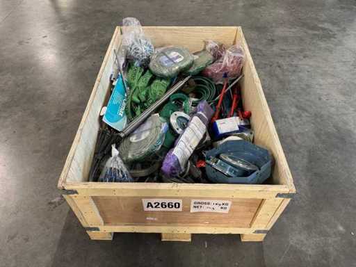 Charge von gemischten Hebe-/Spanngeräten und Werkstattgeräten (149 kg)