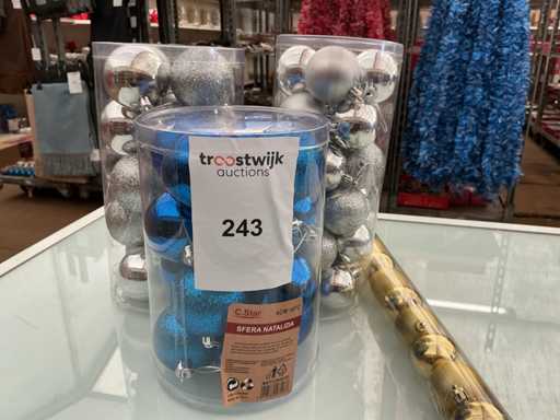 Party der Weihnachtskugeln.