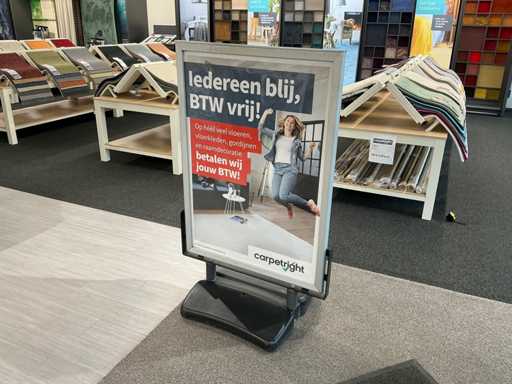 Cartello asfaltato con 2 bandiere