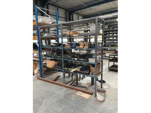 Konstruiertes Metallgestell mit Inhalt