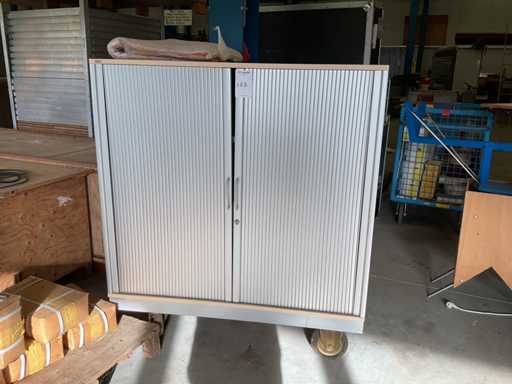 Armario de puerta móvil Assmann Jazouzie con contenido de herramientas