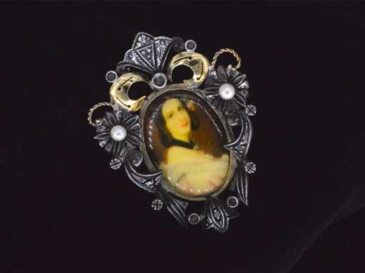 Broșă de argint auriu cu pictură miniaturală