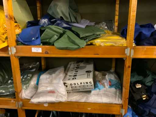 Vestiti da pioggia Wade e salopette di stoffa