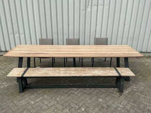 Stół ogrodowy z ławką i trzema krzesłami