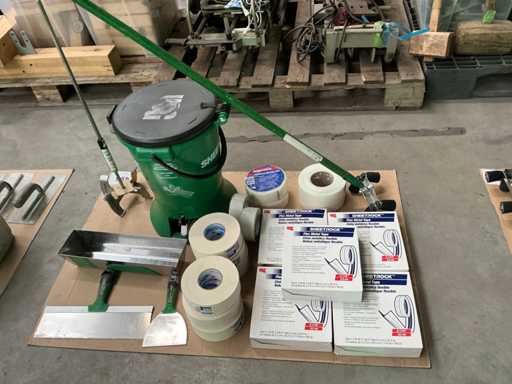 Sheetrock glue hopper for corner profiles