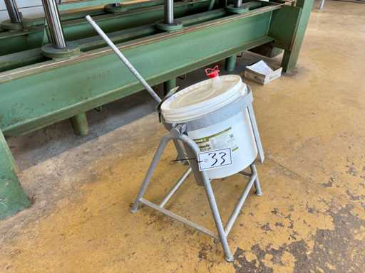   Bucket stand swivel