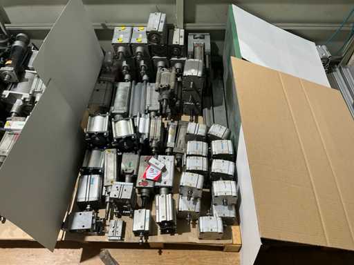 Batch of pneumatic cylinders of different diameters and lengths (approx 60)