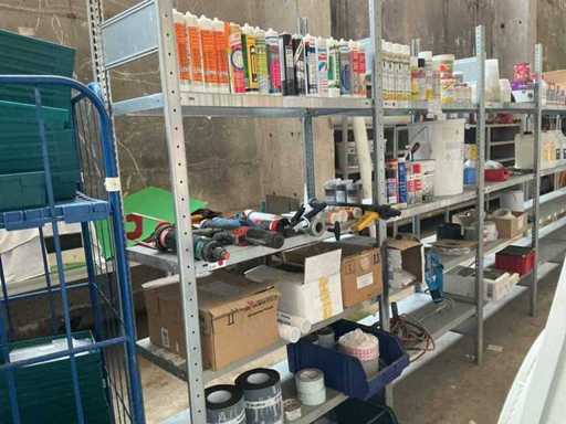 3 Contenido de estantería con pinturas, materiales de sellado, pistolas de spray