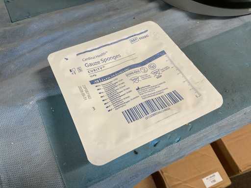 Gąbki gazowe Cardinal Health Curity (2560x)