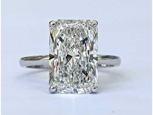 Anello in oro bianco 18 carati con 5 carati. diamante