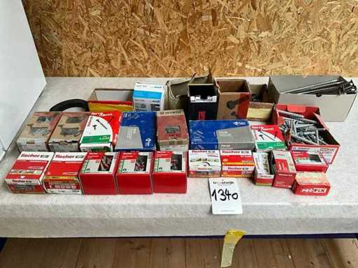 Dużo gwoździ, śrub i kołków