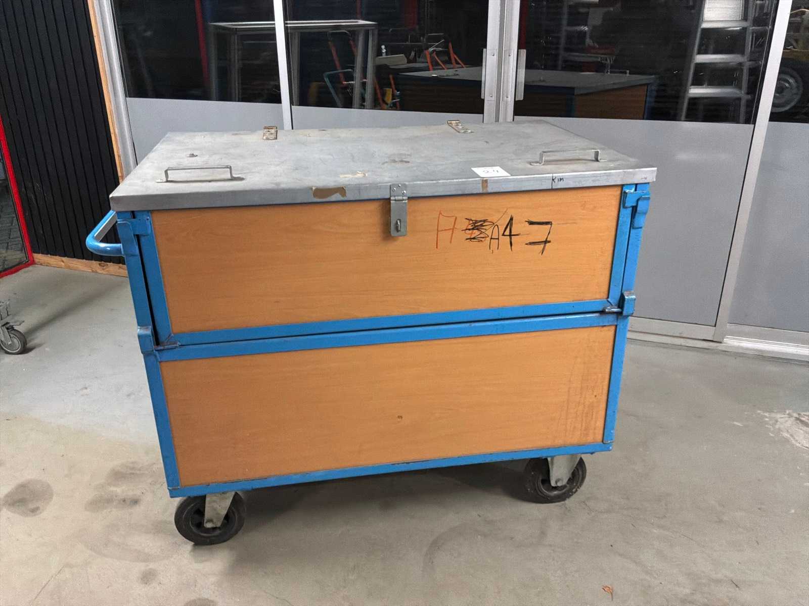 Mobile warehouse trolley lockable
