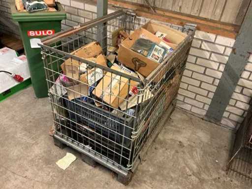 Cutie pentru paleți cu diverse accesorii pentru unelte