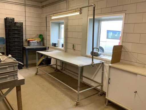 Mobile workbench with lighting